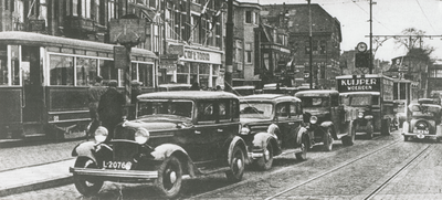 863299 Afbeelding van een file auto's op de Leidseweg te Utrecht, in afwachting om de Catharijnebrug te mogen oversteken.